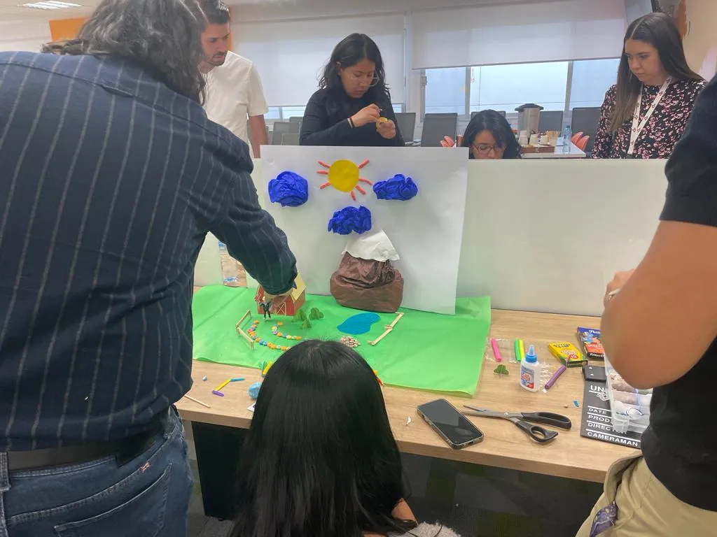 Equipo corporativo durante Animate Festive, actividad de integración
