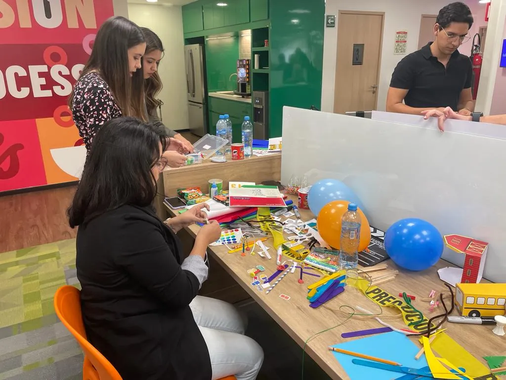 Participantes de Animate Festive trabajando en equipo
