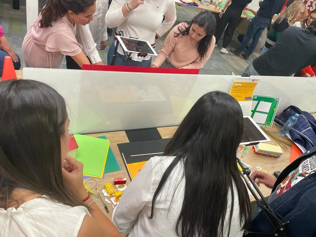 Colaboradores en plena dinámica de Animate Festive