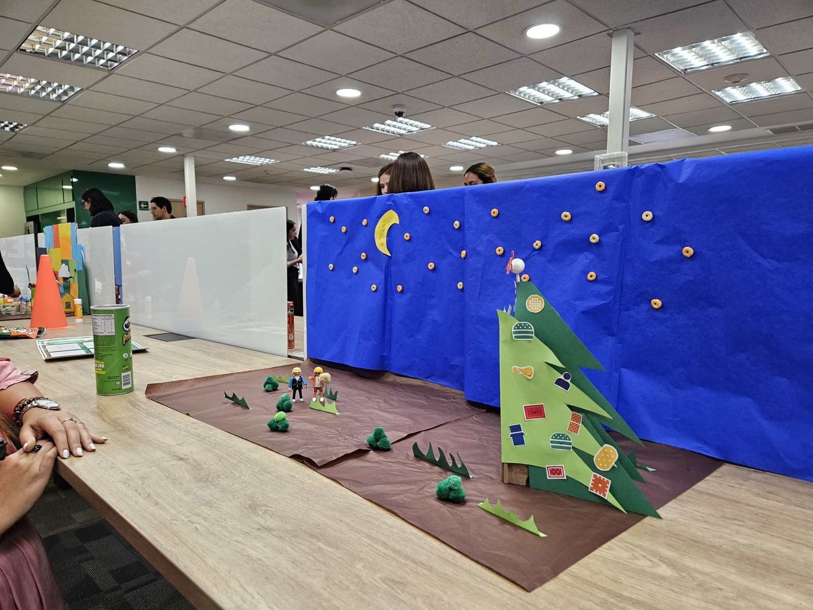 Colaboradores en plena dinámica de Animate
