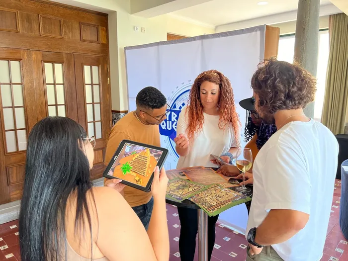 Colaboradores en plena dinámica de Pyramid Quest AR