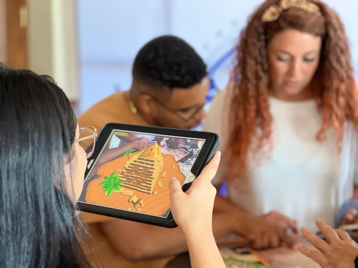 Participantes de Pyramid Quest AR trabajando en equipo