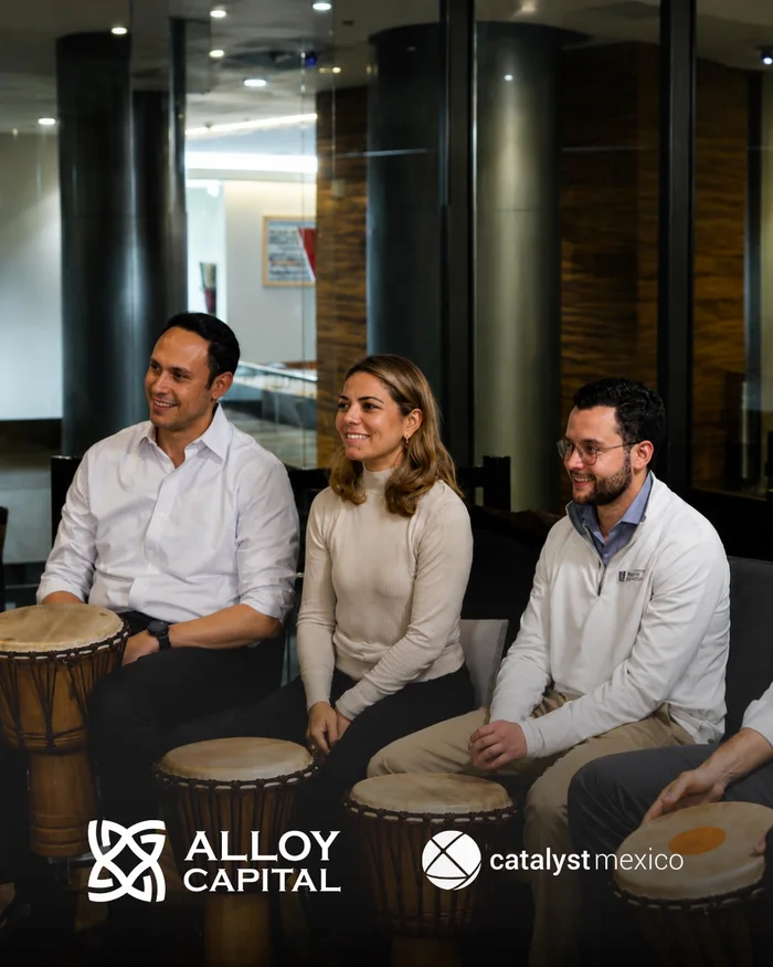 Participantes de Beatswork trabajando en equipo