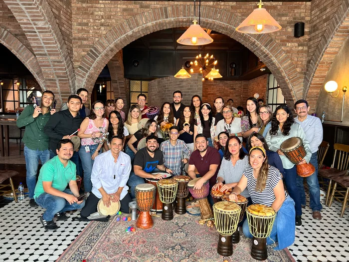 Colaboradores en plena dinámica de Beatswork