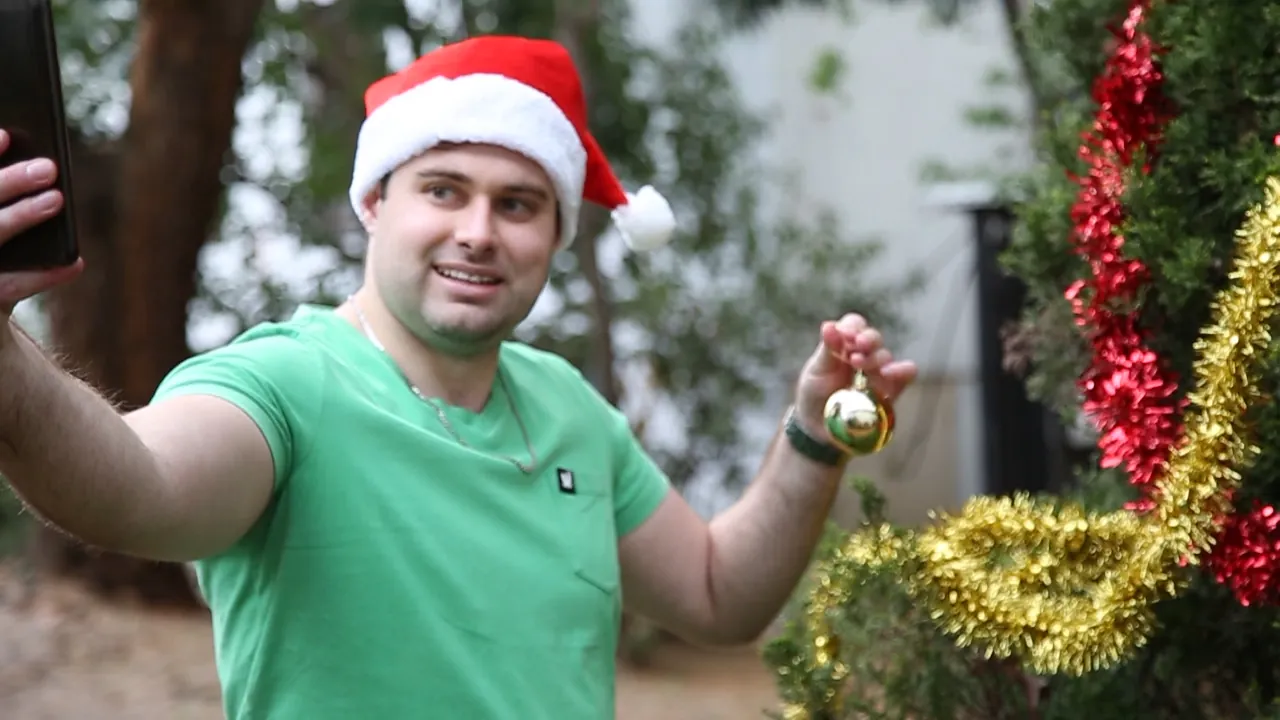 Colaboradores en plena dinámica de Blockbusters Festive