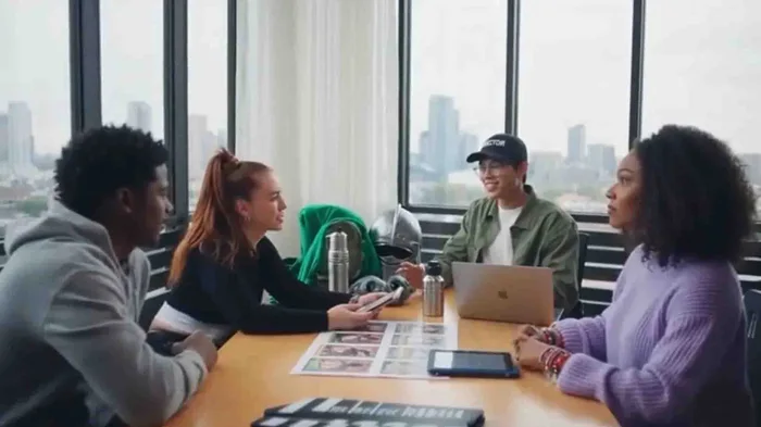 Equipo corporativo durante BlockBusters AI, actividad de integración