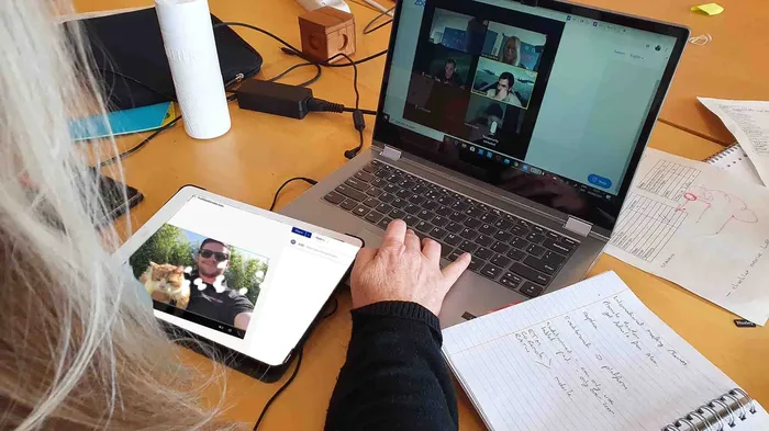 Colaboradores jugando Blockbusters Remote a distancia
