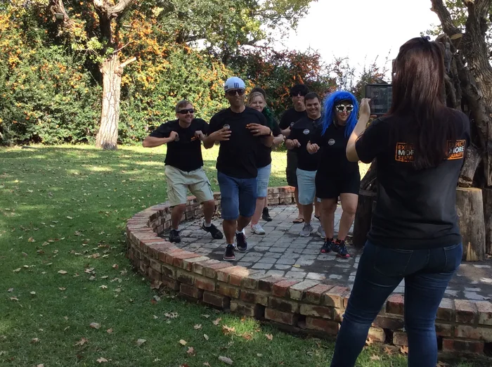 Colaboradores en plena dinámica de Blockbusters