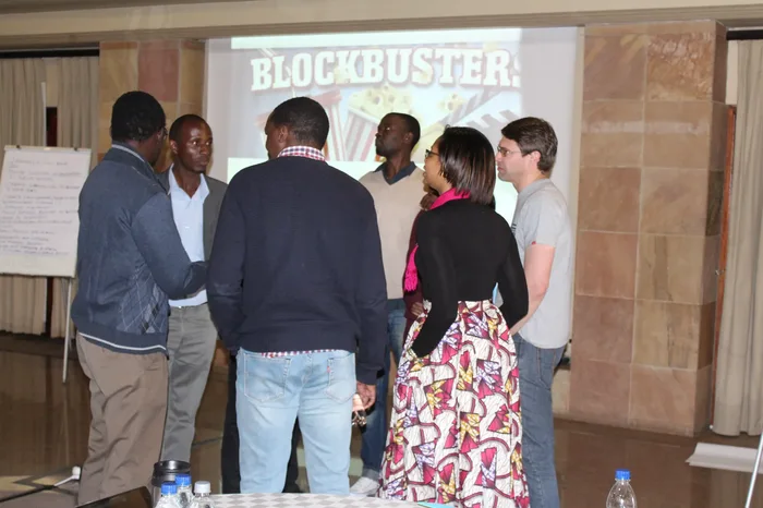 Participantes de Blockbusters trabajando en equipo