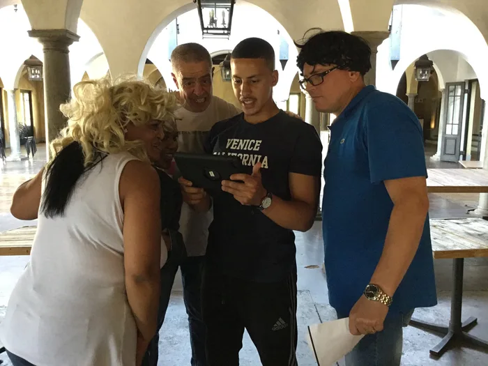 Participantes de Blockbusters trabajando en equipo