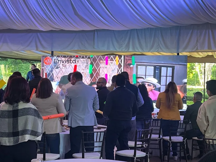 Participantes de Boom Time trabajando en equipo