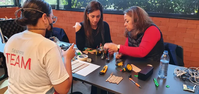 Participantes de Bot Creation trabajando en equipo