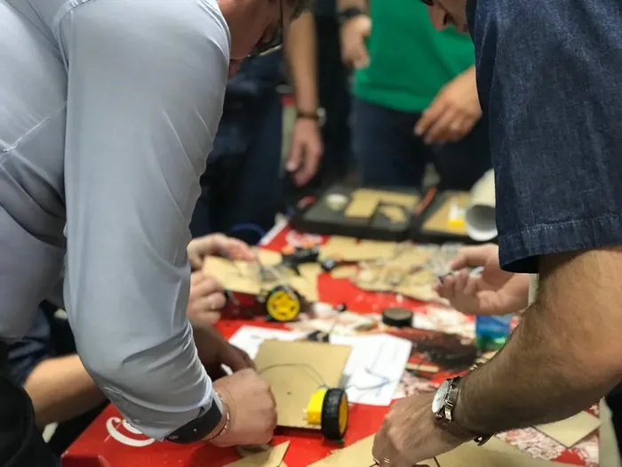 Colaboradores en plena dinámica de Bot Creation