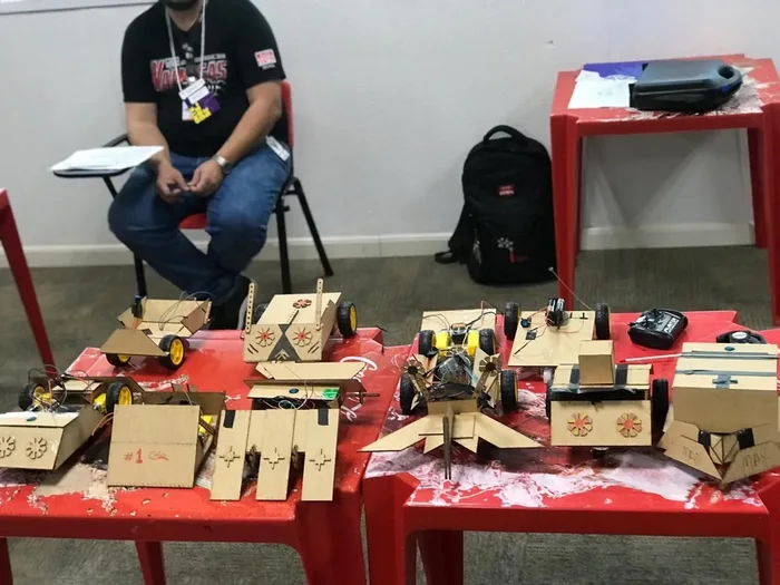 Participantes de Bot Creation trabajando en equipo