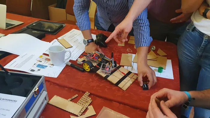 Colaboradores en plena dinámica de Bot Creation