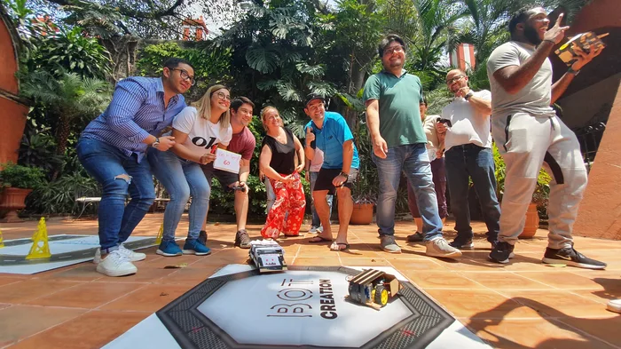 Colaboradores en plena dinámica de Bot Creation