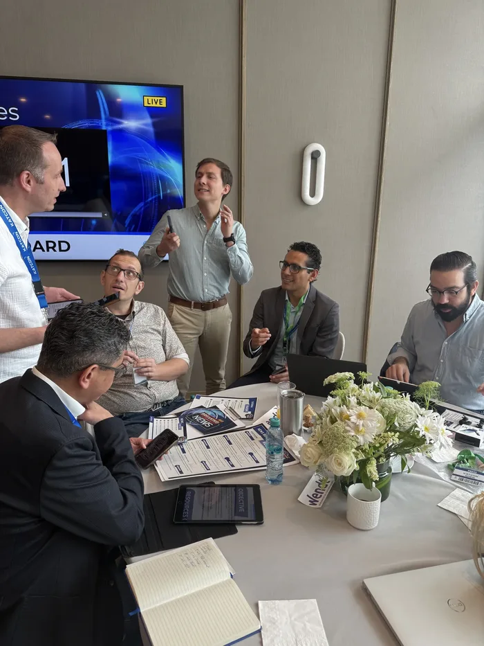 Colaboradores en plena dinámica de Breaking News AI