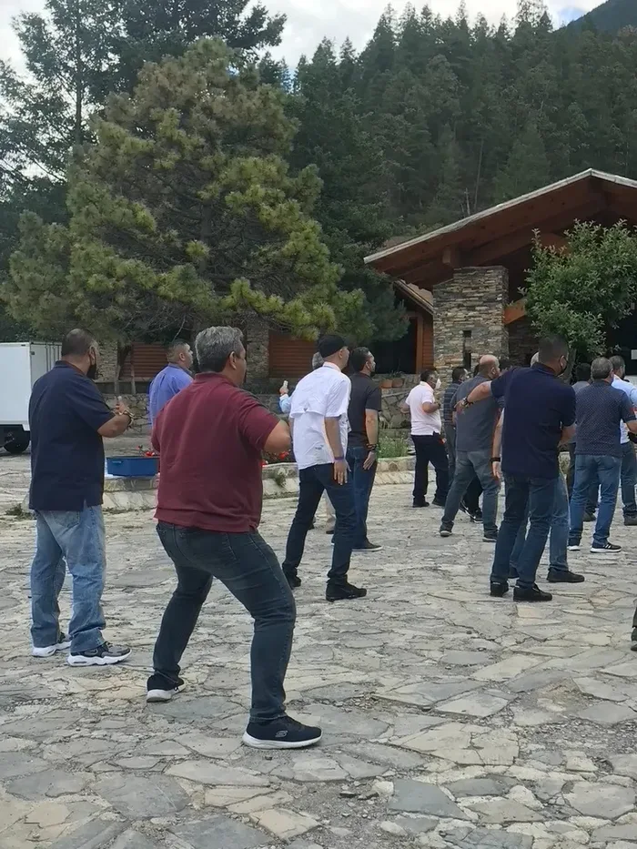 Colaboradores en plena dinámica de Bridging The Divide