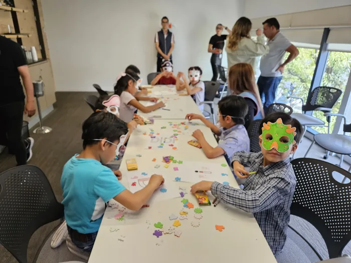 Colaboradores en plena dinámica de Building a Dream