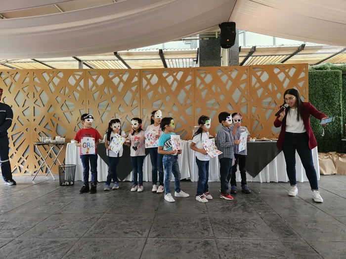 Colaboradores en plena dinámica de Building a Dream
