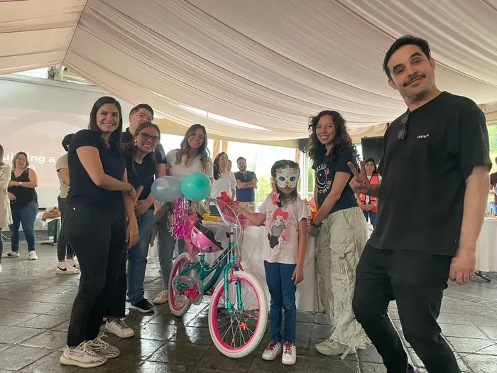 Participantes de Building a Dream trabajando en equipo