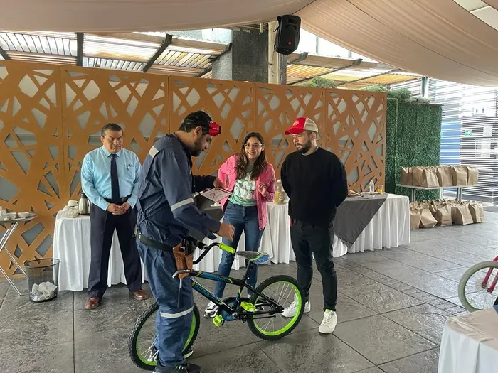 Equipo corporativo durante Building a Dream, actividad de integración