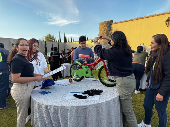 Colaboradores en plena dinámica de Building a Dream