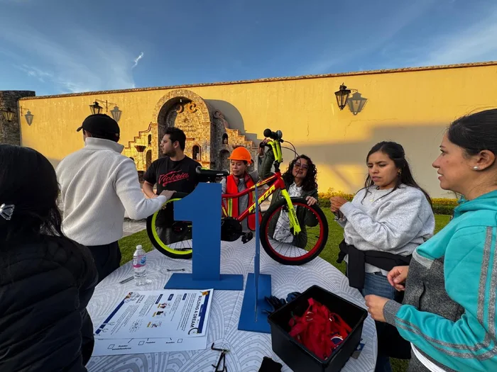 Participantes de Building a Dream trabajando en equipo