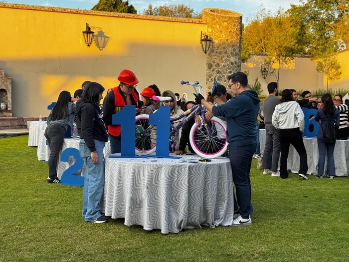Participantes de Building a Dream trabajando en equipo
