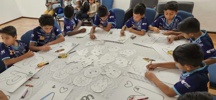 Participantes de Building a Dream trabajando en equipo