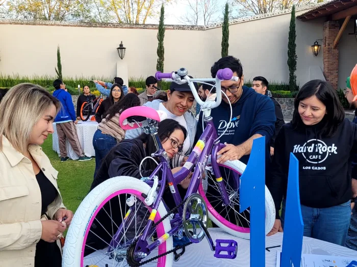 Equipo corporativo durante Building a Dream, actividad de integración