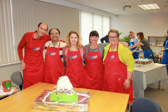 Colaboradores en plena dinámica de Cake Off