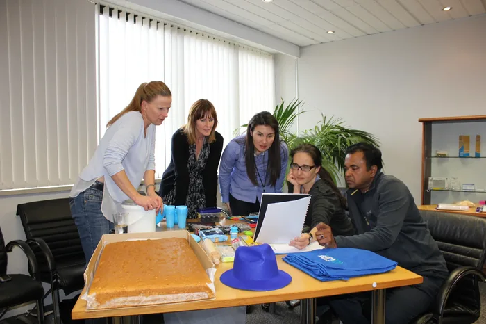 Participantes de Cake Off trabajando en equipo