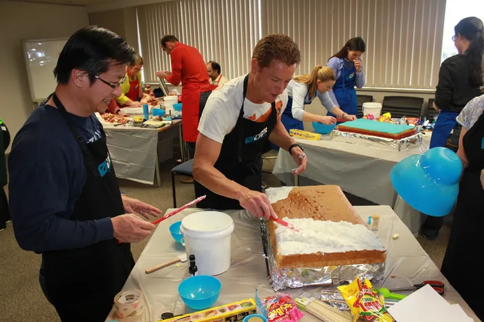 Colaboradores en plena dinámica de Cake Off