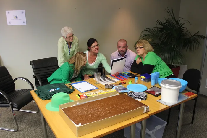Participantes de Cake Off trabajando en equipo