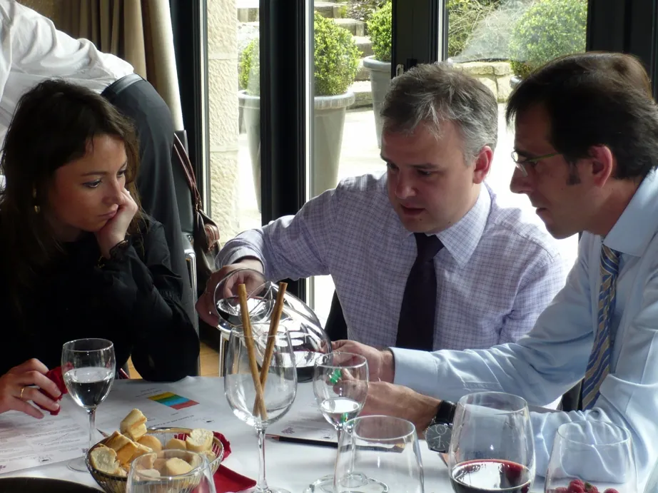 Participantes de Calling The Shots trabajando en equipo