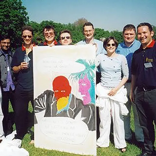 Equipo corporativo durante Cartoon Capers, actividad de integración