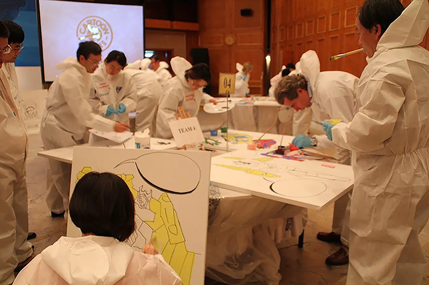 Participantes de Cartoon Capers trabajando en equipo