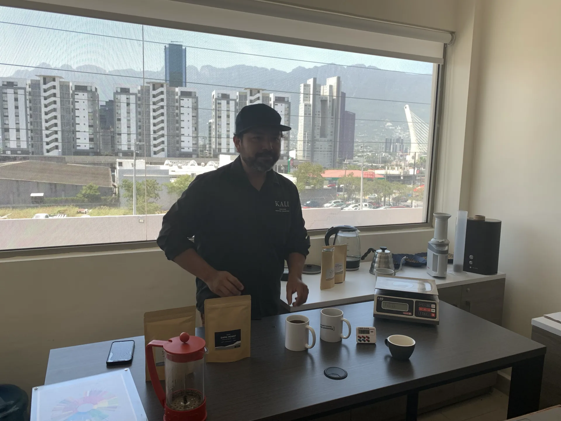 Colaboradores en plena dinámica de Cata de Café