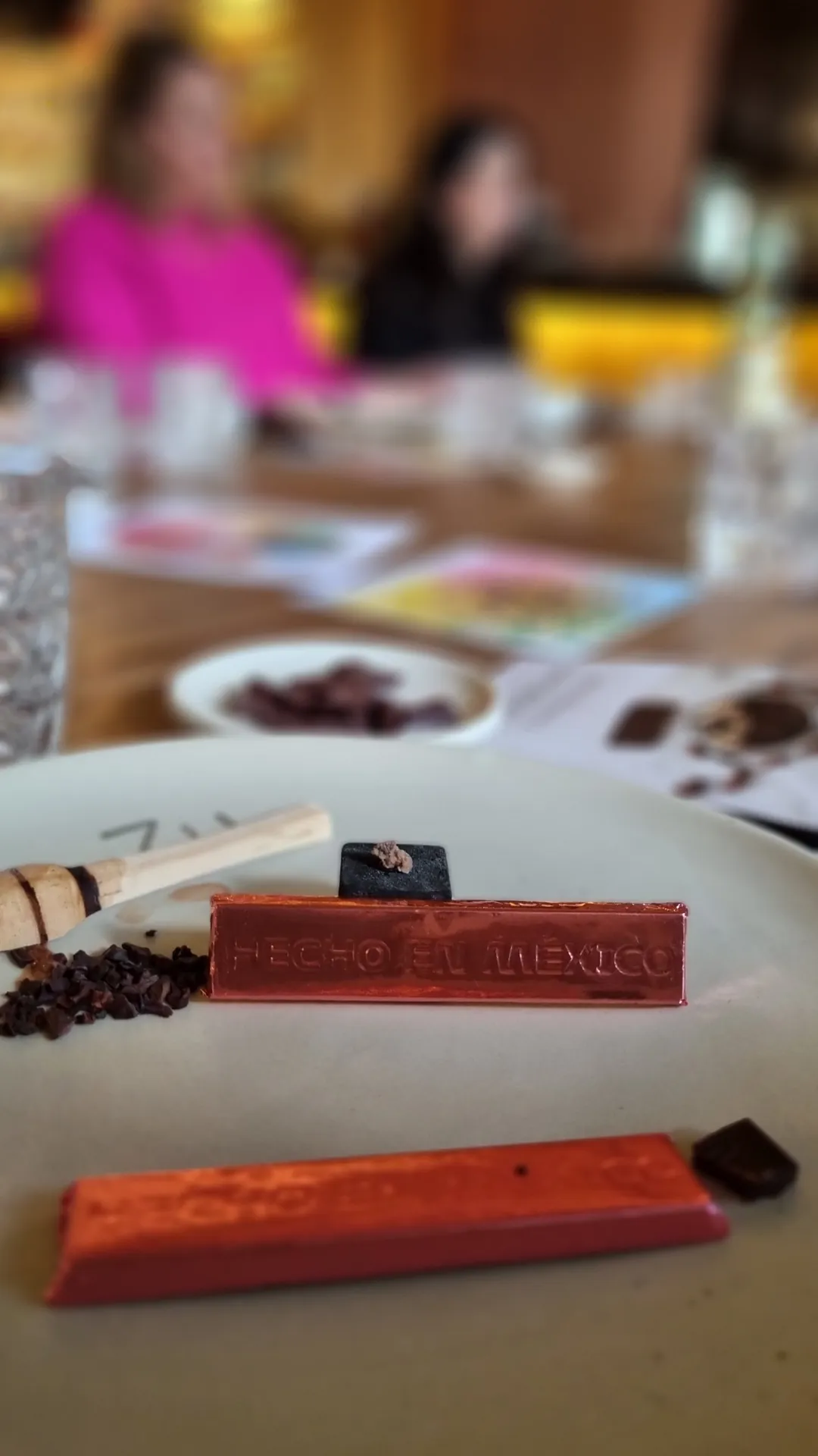 Colaboradores en plena dinámica de Cata de Chocolate