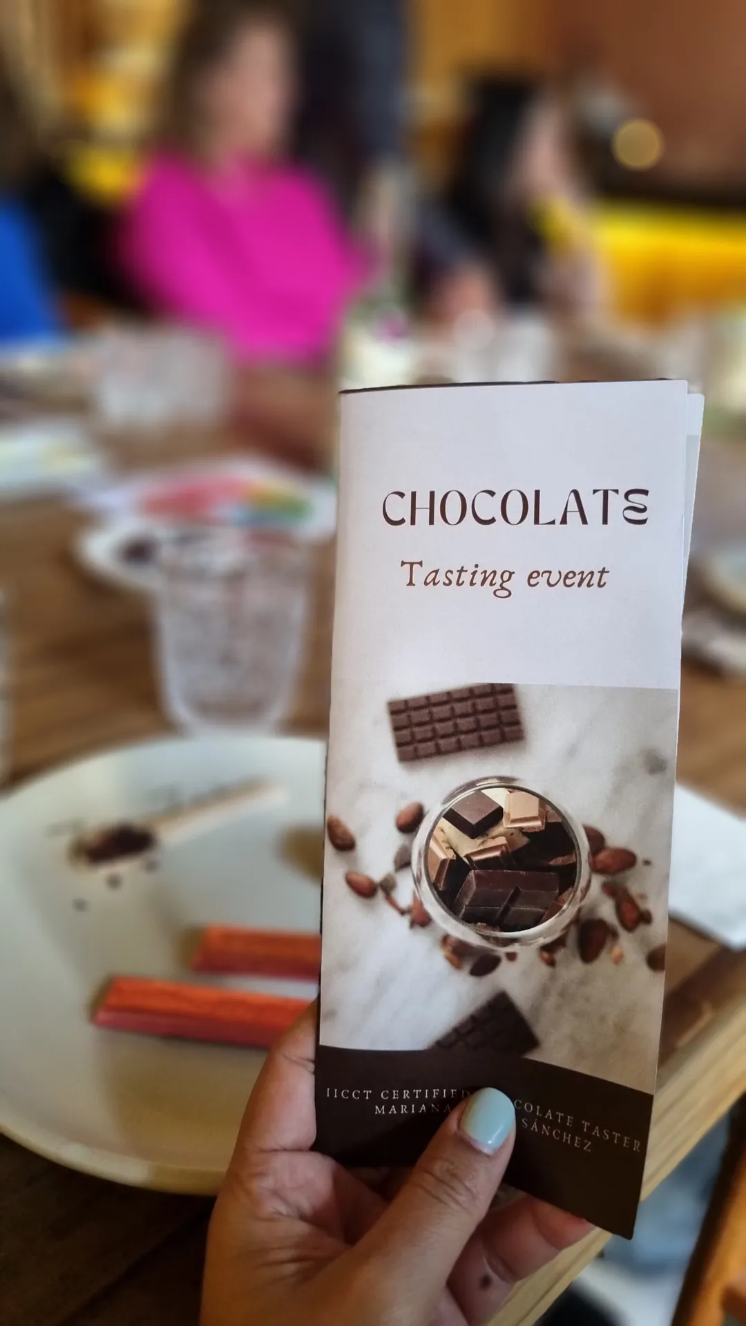 Participantes de Cata de Chocolate trabajando en equipo