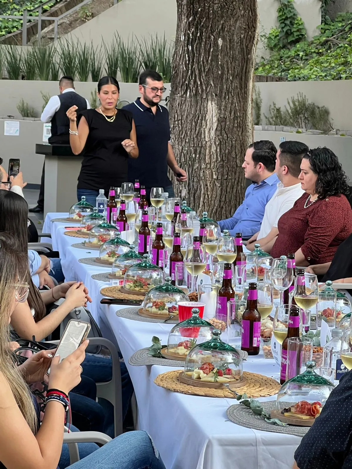 Colaboradores en plena dinámica de Cata de Quesos