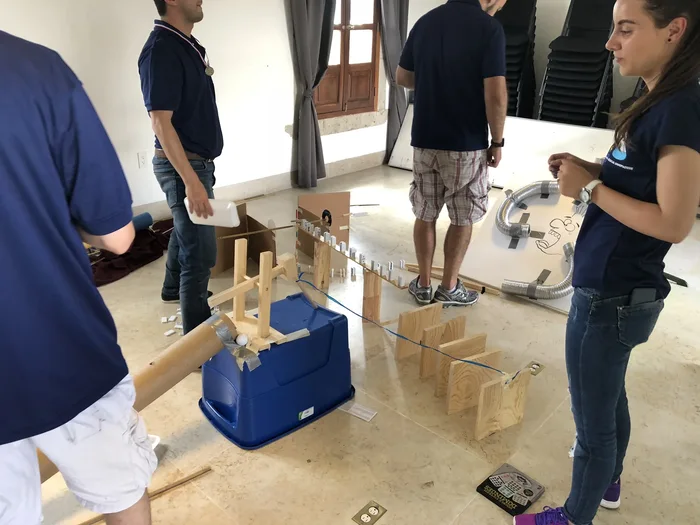 Colaboradores en plena dinámica de Chain Reaction Lifesize