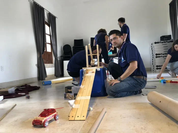 Equipo corporativo durante Chain Reaction Lifesize, actividad de integración