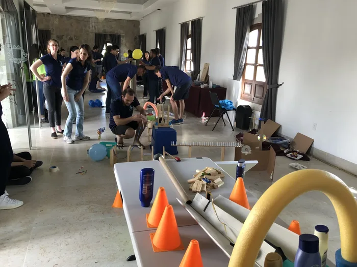 Participantes de Chain Reaction Lifesize trabajando en equipo