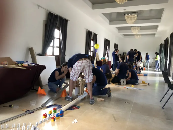 Participantes de Chain Reaction Lifesize trabajando en equipo