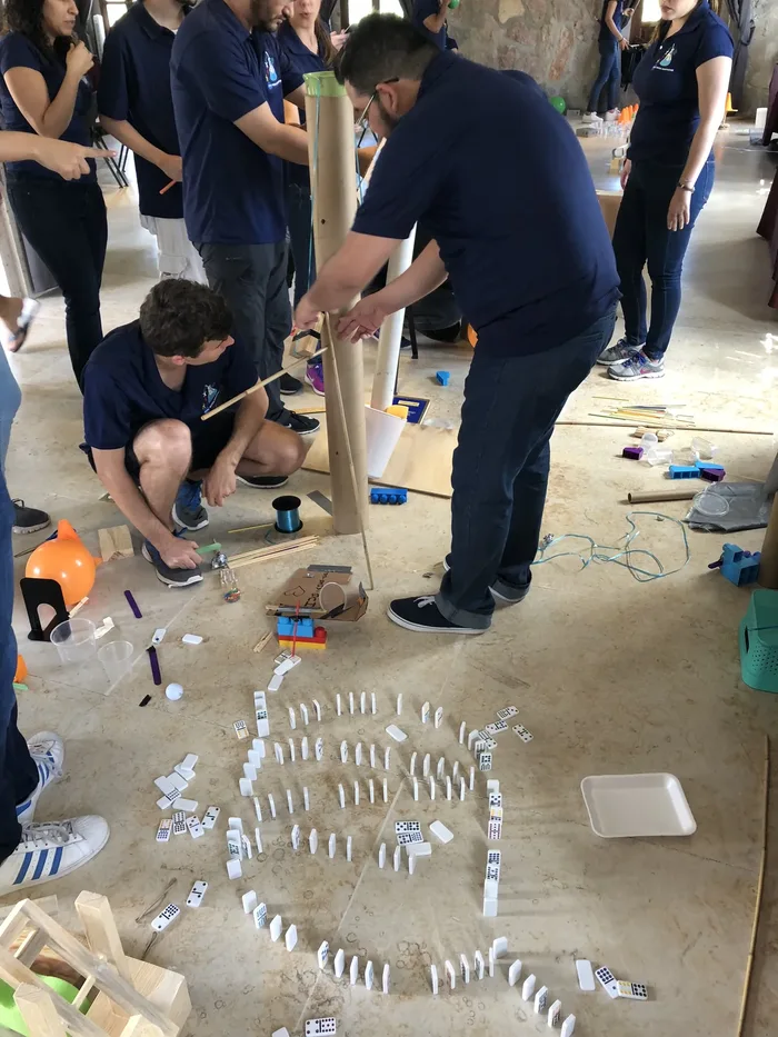 Colaboradores en plena dinámica de Chain Reaction Lifesize