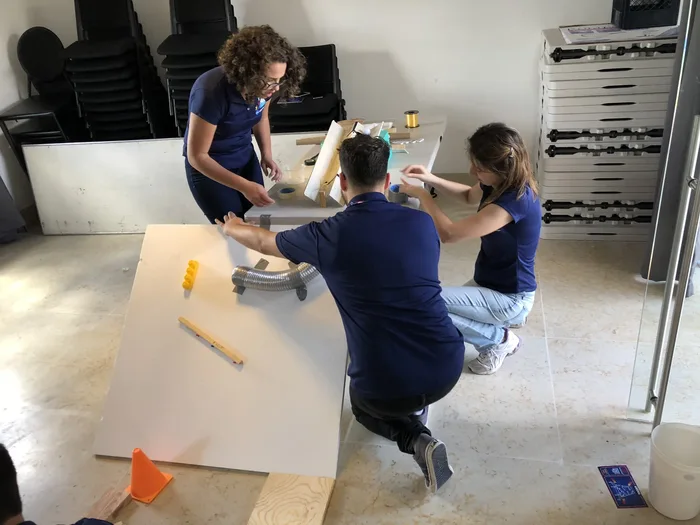 Equipo corporativo durante Chain Reaction Lifesize, actividad de integración
