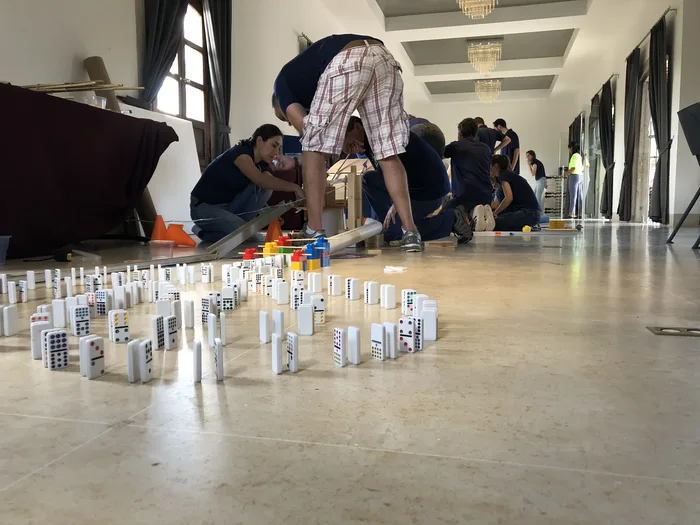 Participantes de Chain Reaction Lifesize trabajando en equipo