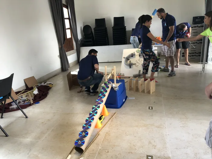 Colaboradores en plena dinámica de Chain Reaction Lifesize